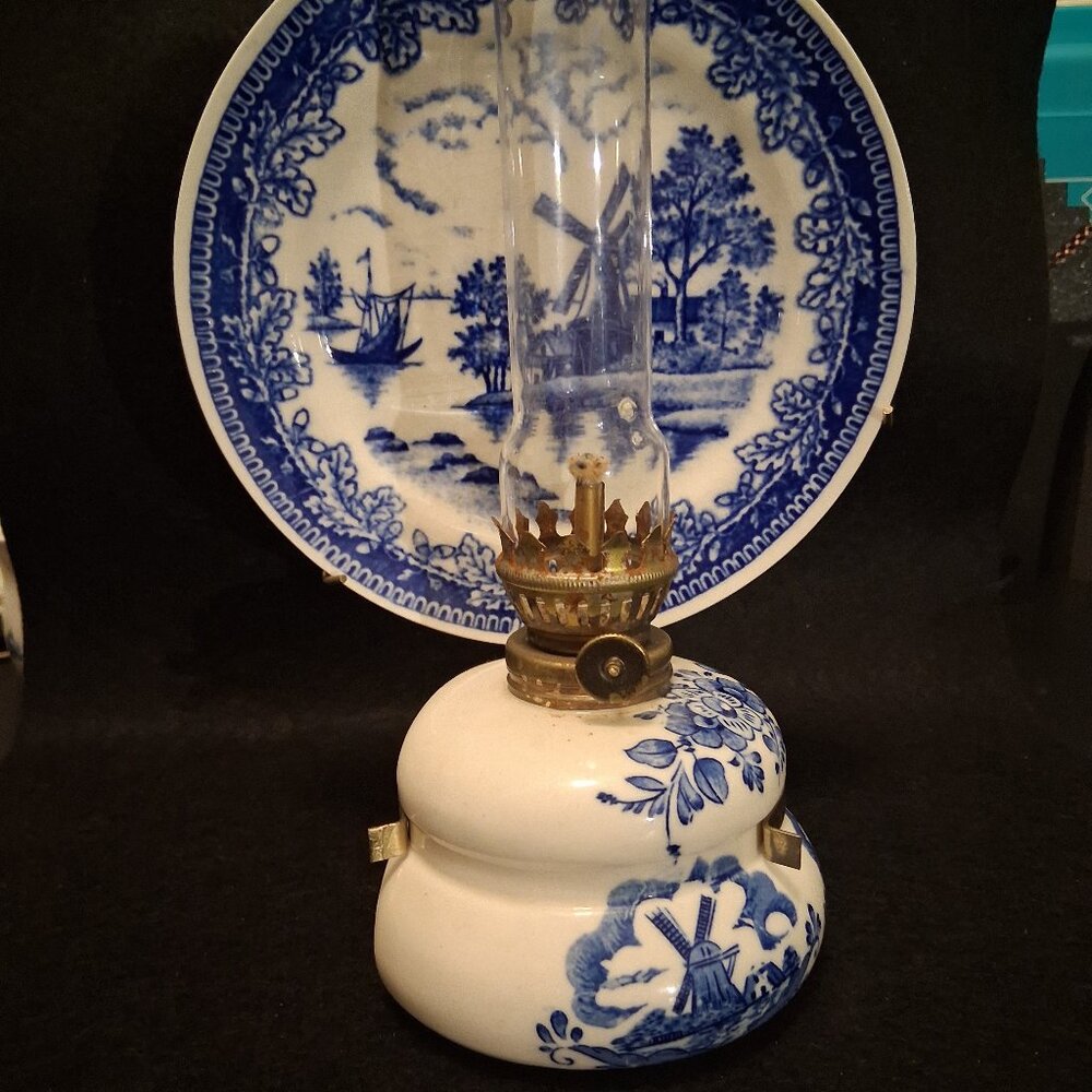 Vint'g 1955-68 Blue & White Japan Porcelain Oil Lamp w/Chimney & Matching Plate - Picture 7 of 13